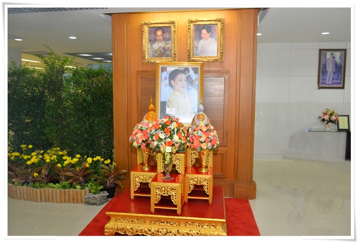 ﻿รัฐมนตรีว่าการกระทรวงยุติธรรม นำคณะผู้บริหารระดับสูงกระทรวงยุติธรรม ถวายแจกันดอกไม้